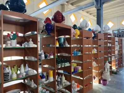 Varchiamo la soglia del primo, ritrovandoci all�interno di un ampio e luminoso locale il cui perimetro � interamente occupato da scaffalature ed espositori. Qui sono messi in mostra oliere, servizi di piatti, elementi di arredo, vasi, personaggi natalizi, centritavola decorati e souvenir...